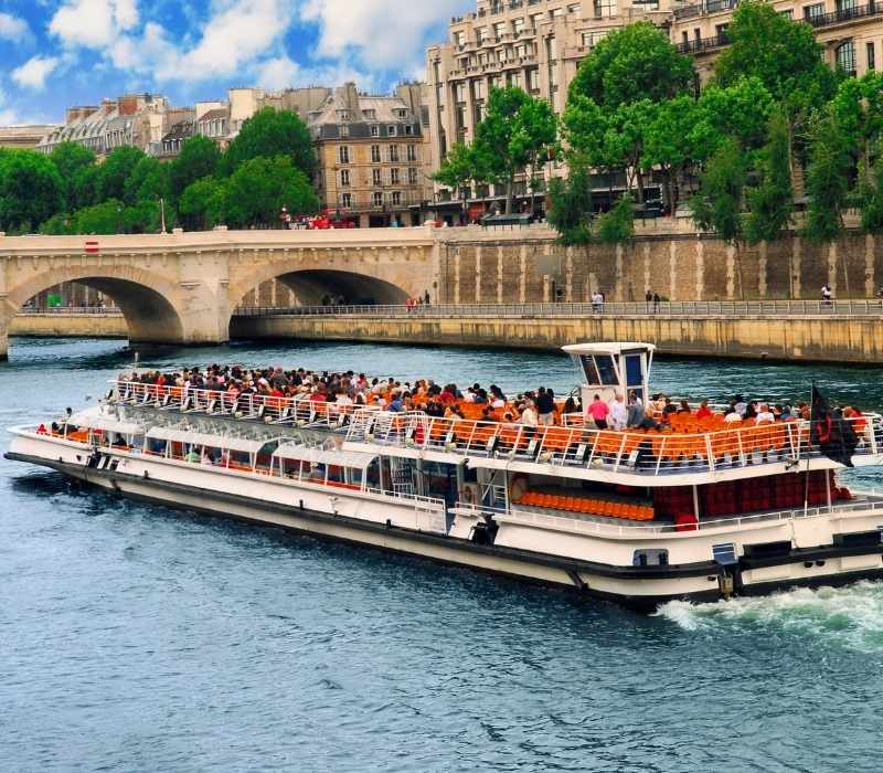 Louvre tour & Seine dinner cruise