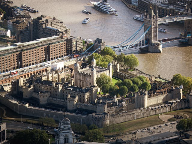Tour London's iconic landmarks with your private expert guide